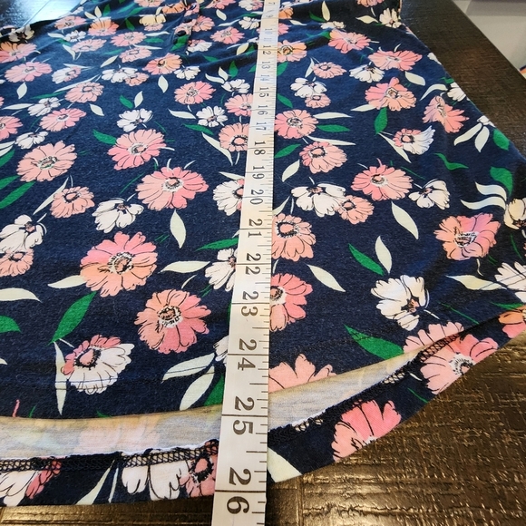 Liz Claiborne Navy Sleeveless Blouse with Floral Design - Picture 5 of 7